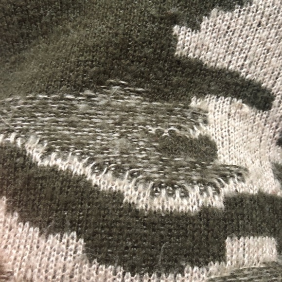 Cotton Emporium Double V Crop Camo Sweater Size Large - Picture 5 of 5